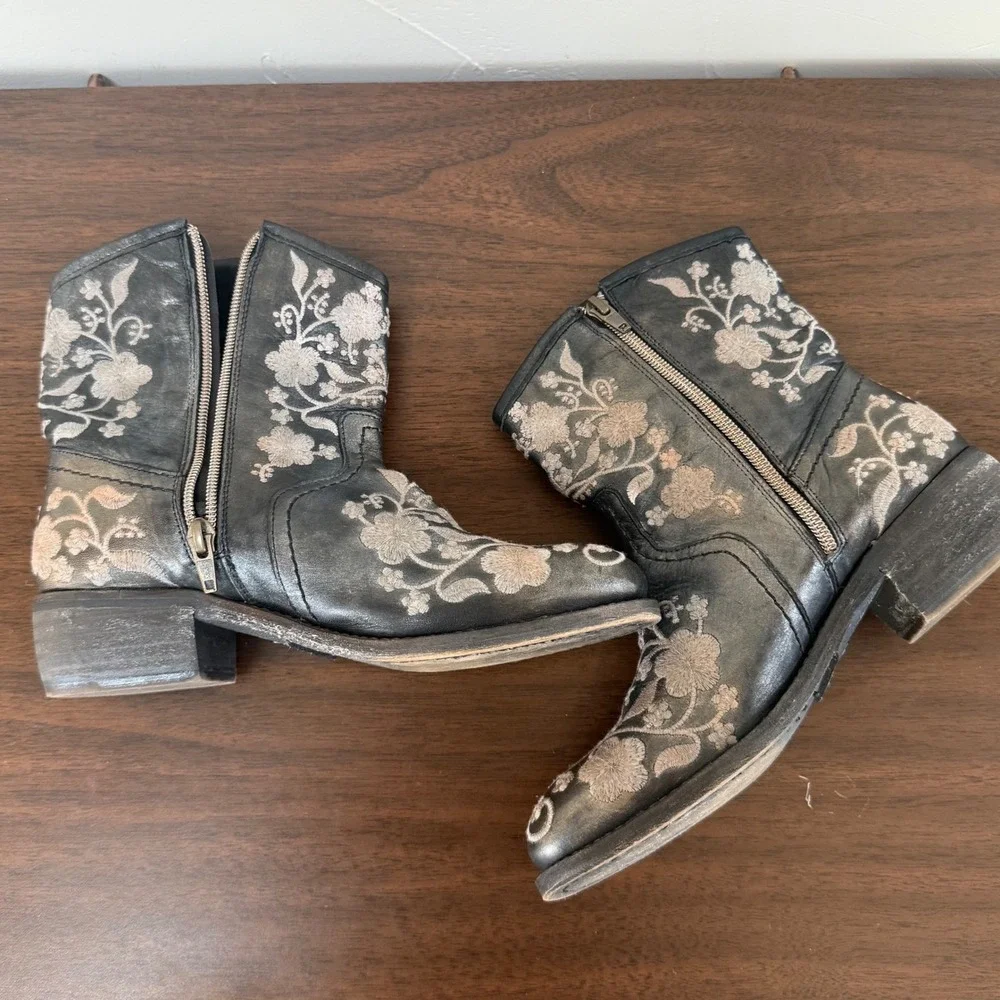 Taos Footwear Privilege Black Leather Floral Embroidered Western Ankle Boots 37